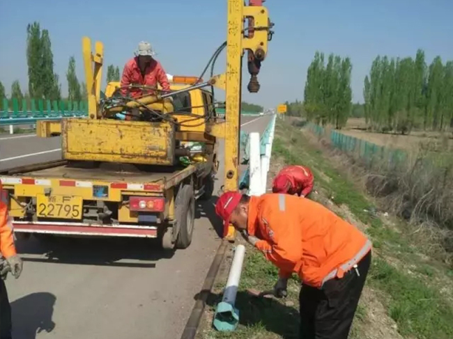 伊宁维修更换波形护栏 确保道路安全通畅