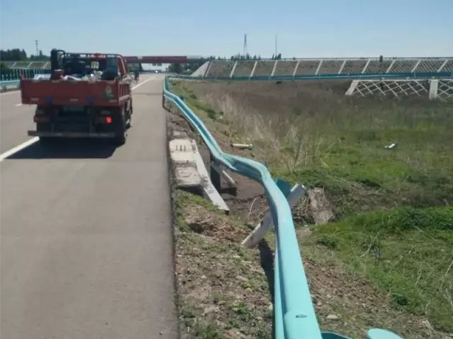 伊宁维修更换波形护栏 确保道路安全通畅