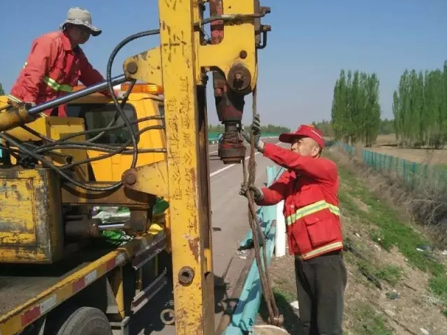 伊宁维修更换波形护栏 确保道路安全通畅